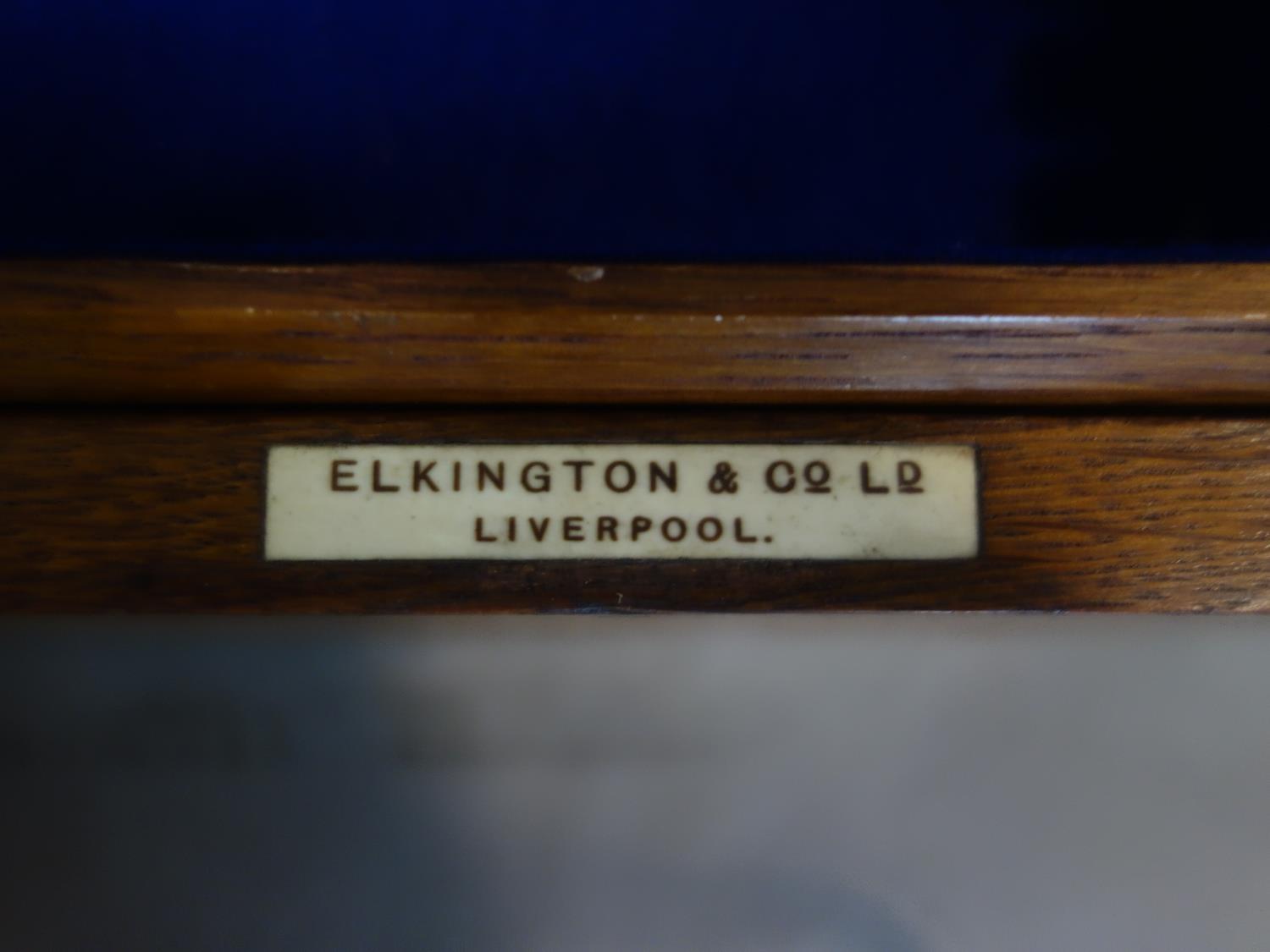 An Elkington canteen of silver plated cutlery, in oak case, to include dessert spoons, forks, - Image 5 of 5