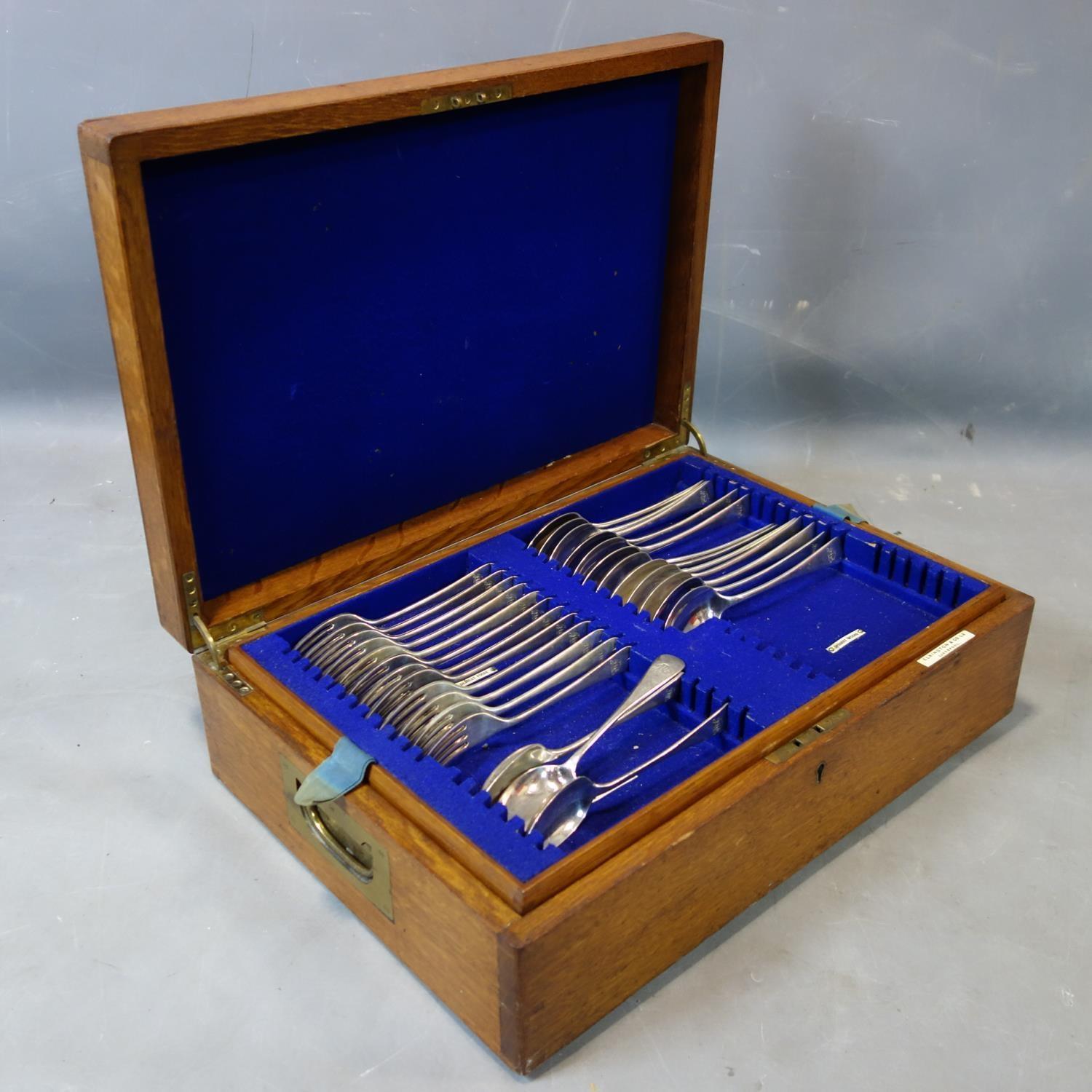 An Elkington canteen of silver plated cutlery, in oak case, to include dessert spoons, forks, - Image 3 of 5