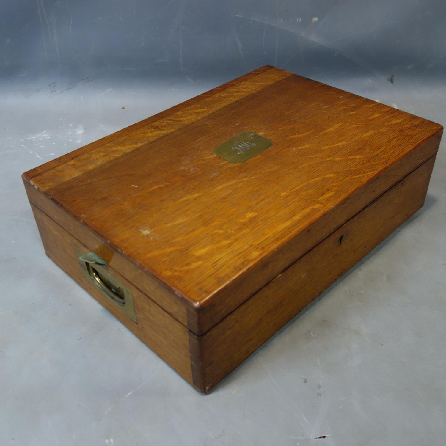 An Elkington canteen of silver plated cutlery, in oak case, to include dessert spoons, forks, - Image 4 of 5