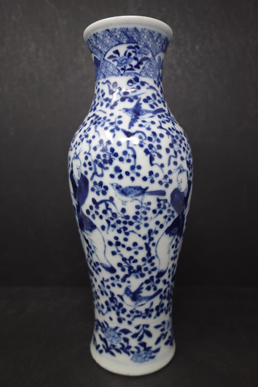 A late 19th century Chinese blue and white porcelain vase, decorated with 2 figures holding a vase - Image 2 of 3