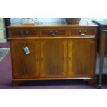 A Georgian style yew wood sideboard, H.88 W.121 D.41cm