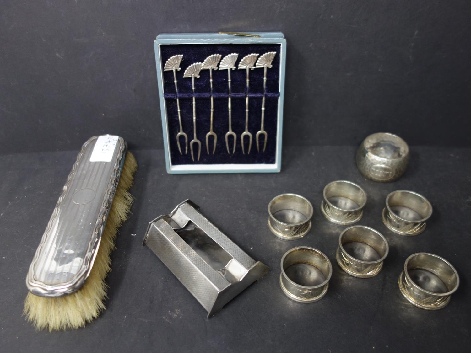 A collection of silver, to include a silver ashtray, by Sampson Mordan & Co., London 1930, H.2.5 W.9