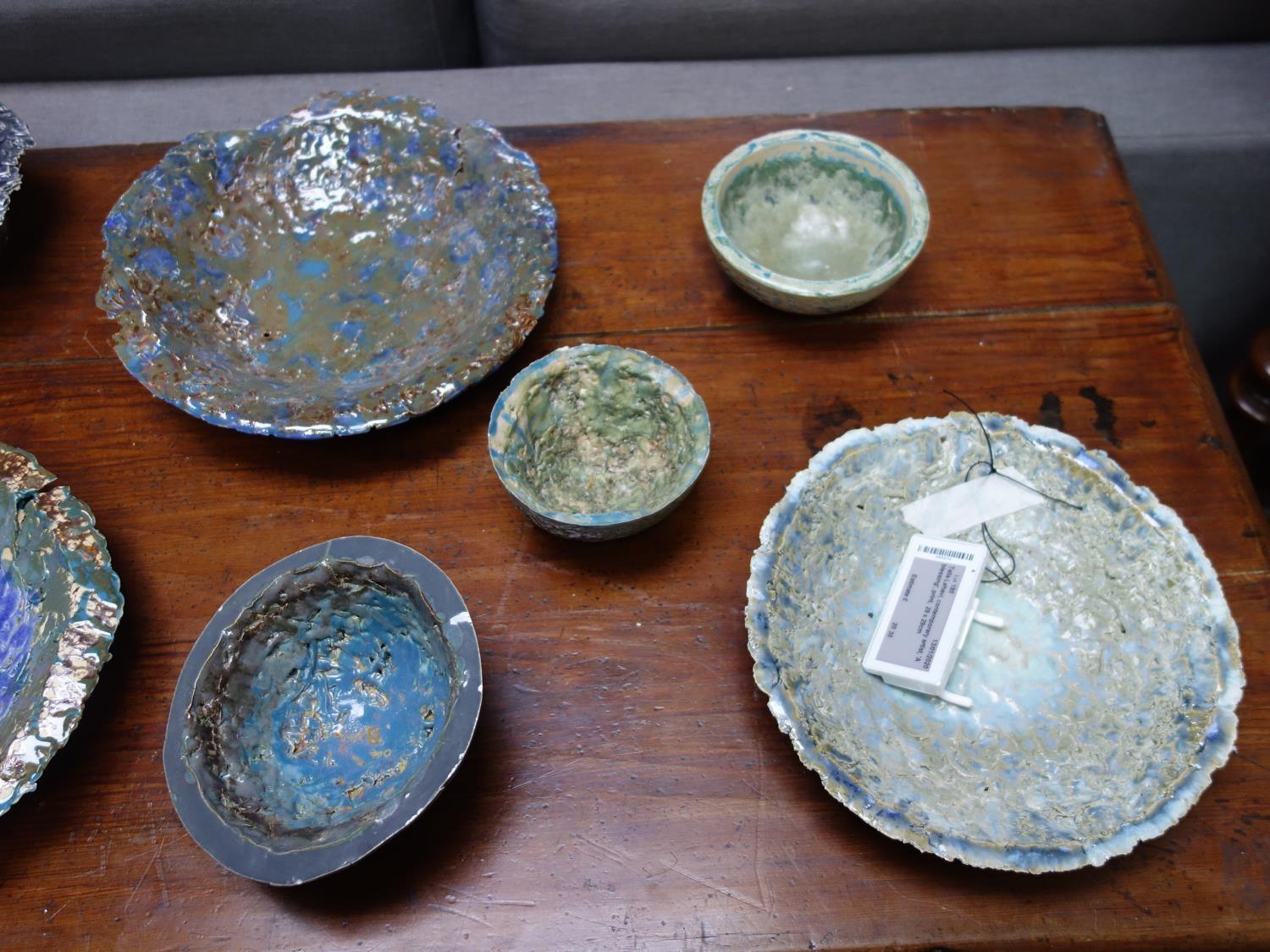 A collection of 10 Studio Art Pottery bowls and dishes of varying size and form (10) - Image 3 of 4