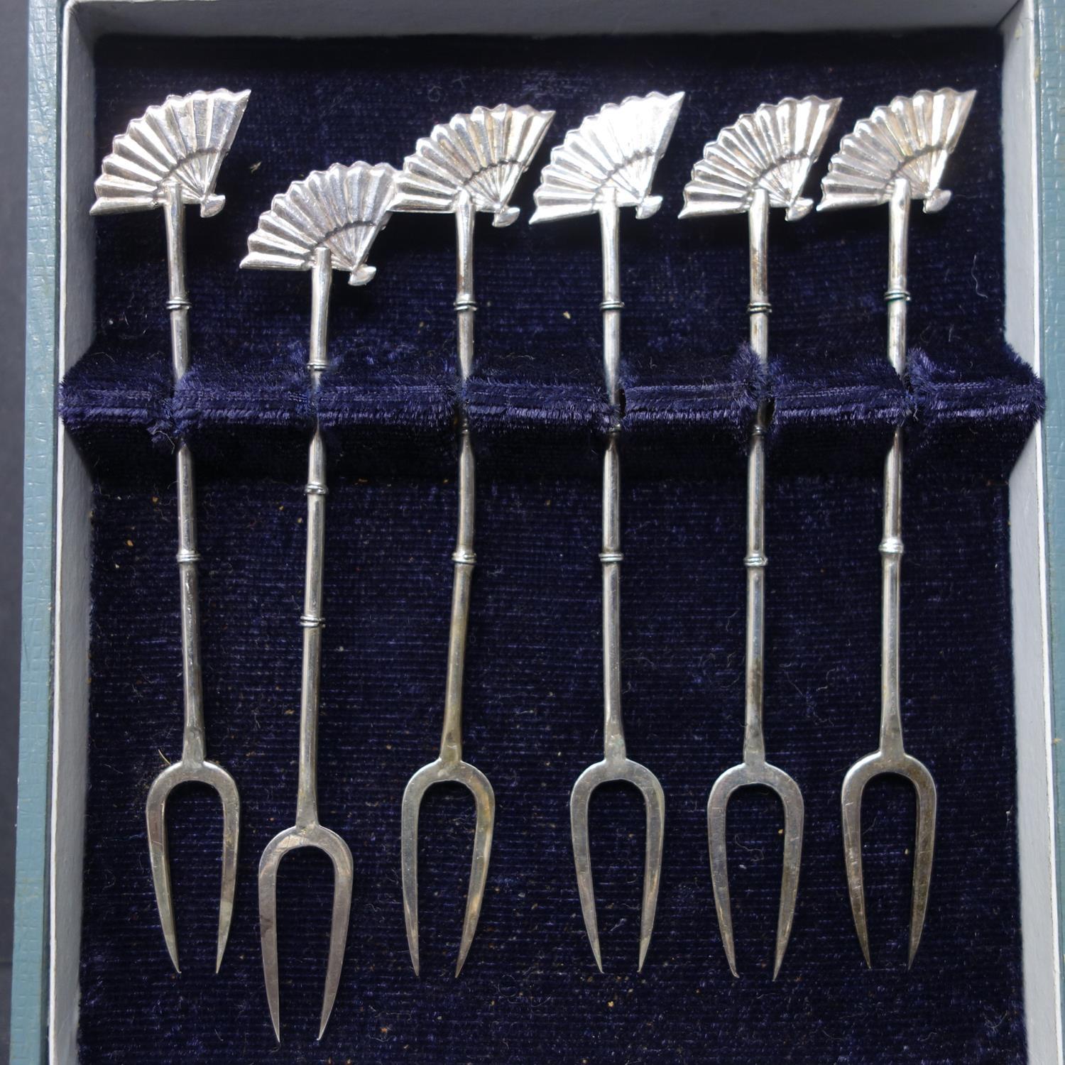 A collection of silver, to include a silver ashtray, by Sampson Mordan & Co., London 1930, H.2.5 W.9 - Image 2 of 4