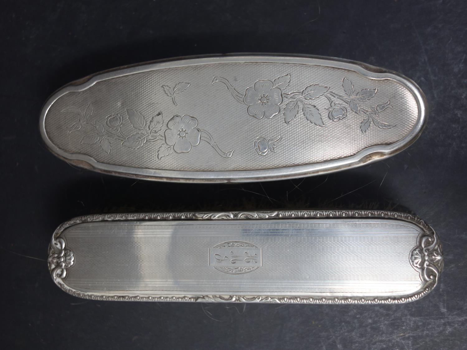 A silver dressing table mirror together with 3 silver dressing brushes - Image 2 of 5