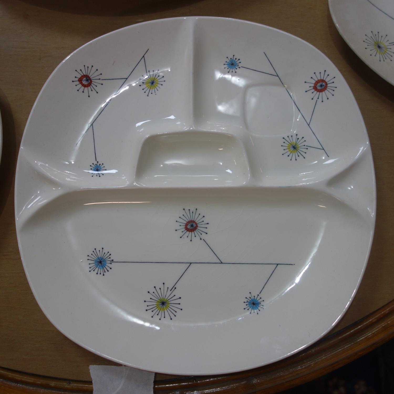 A collection of Midwinter tableware, to include Riviera plates, teacups, saucers, platter, and - Image 4 of 6