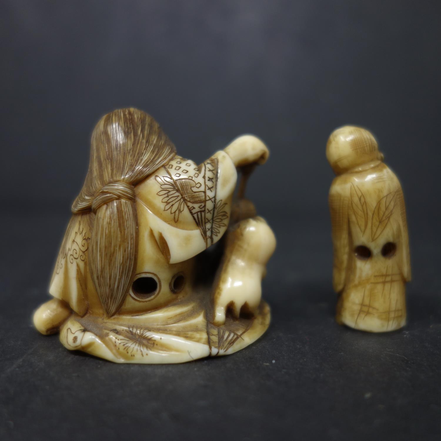 A 19th century Japanese ivory netsuke, hand carved with signature to base, together with a small - Image 2 of 2