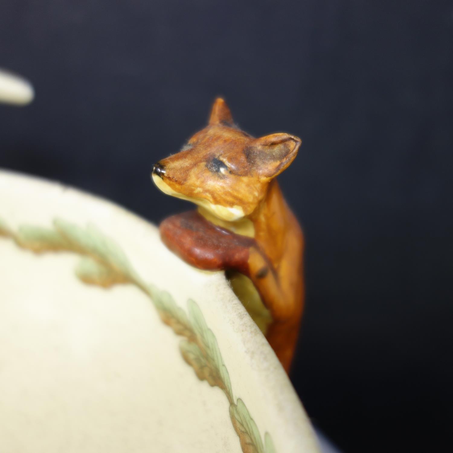 A Crown Devon bowl, with hunting decoration and twin fox handles, with matching spoon of horn - Image 3 of 5