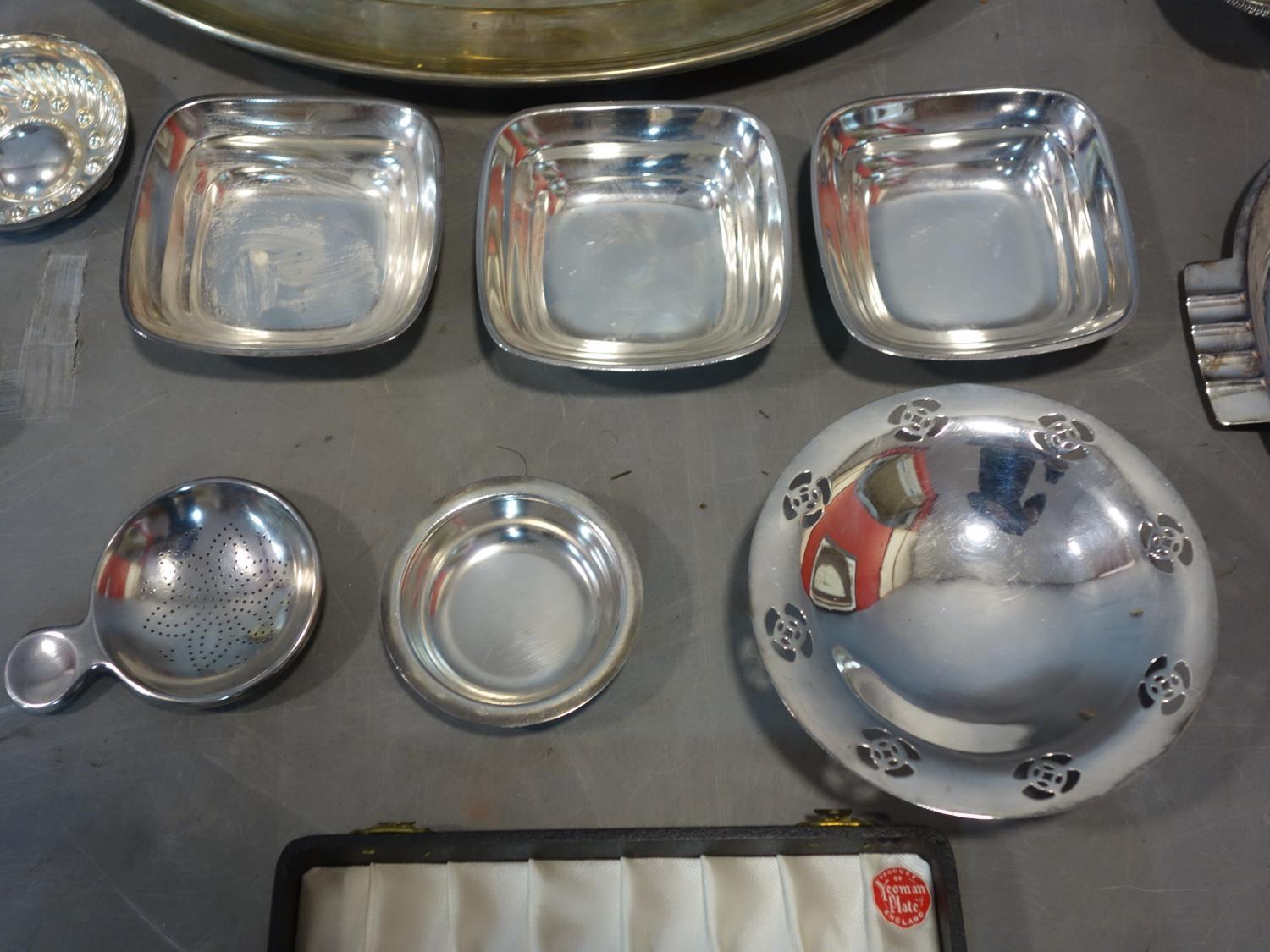 A collection of silver plated ware, to include a large oval tray, a wine coaster, a Harrods dish, an - Image 3 of 4