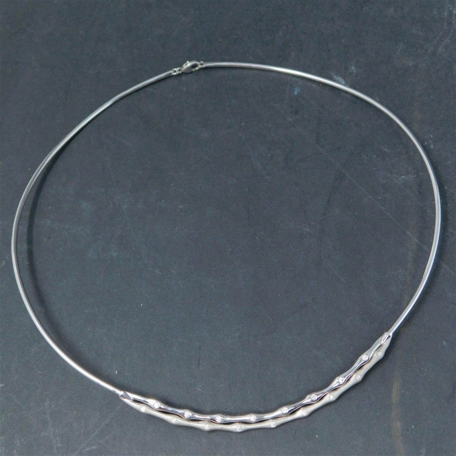 An 18ct white gold choker set with 17 diamonds, 22 grams