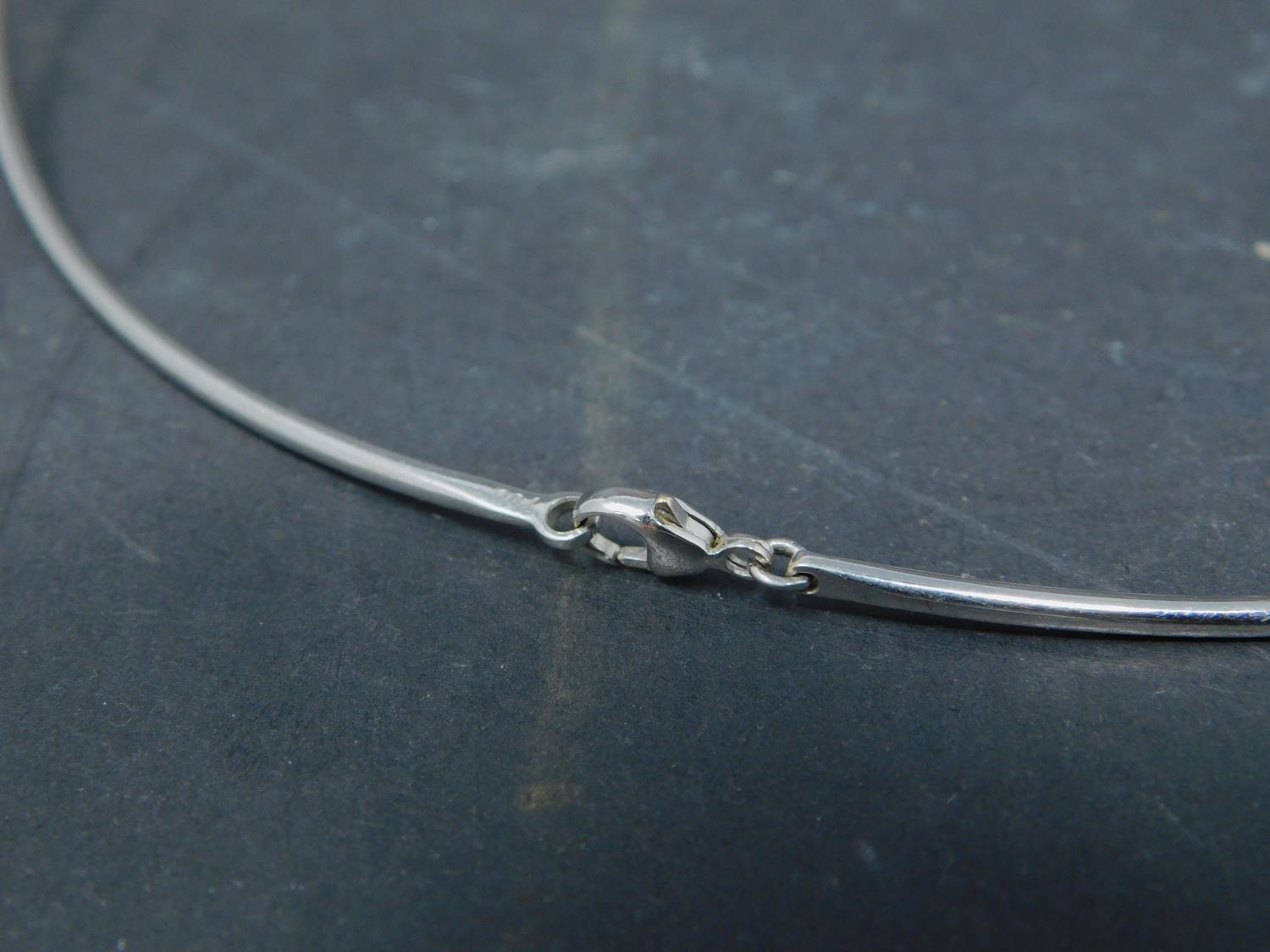 An 18ct white gold choker set with 17 diamonds, 22 grams - Image 2 of 3