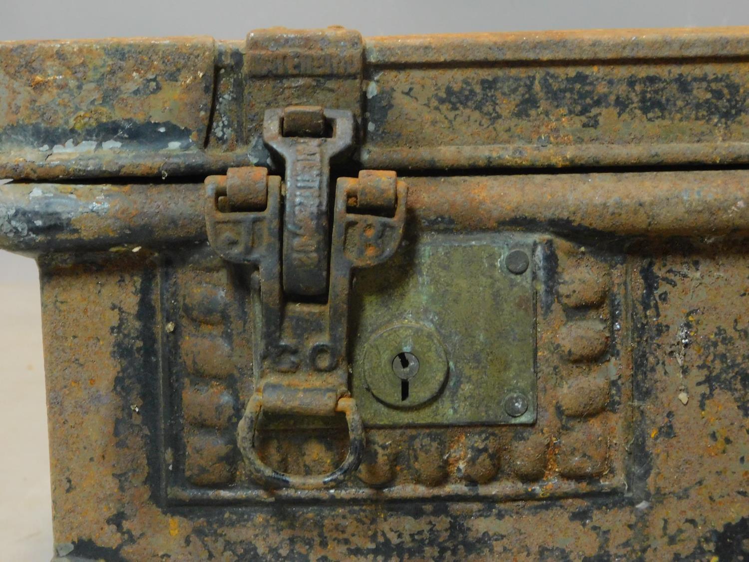 A 'Watertight Jaybeco' metal ammo box by Jones Brothers & Co., Wolverhampton, H.24 W.70 D.38cm - Image 3 of 6