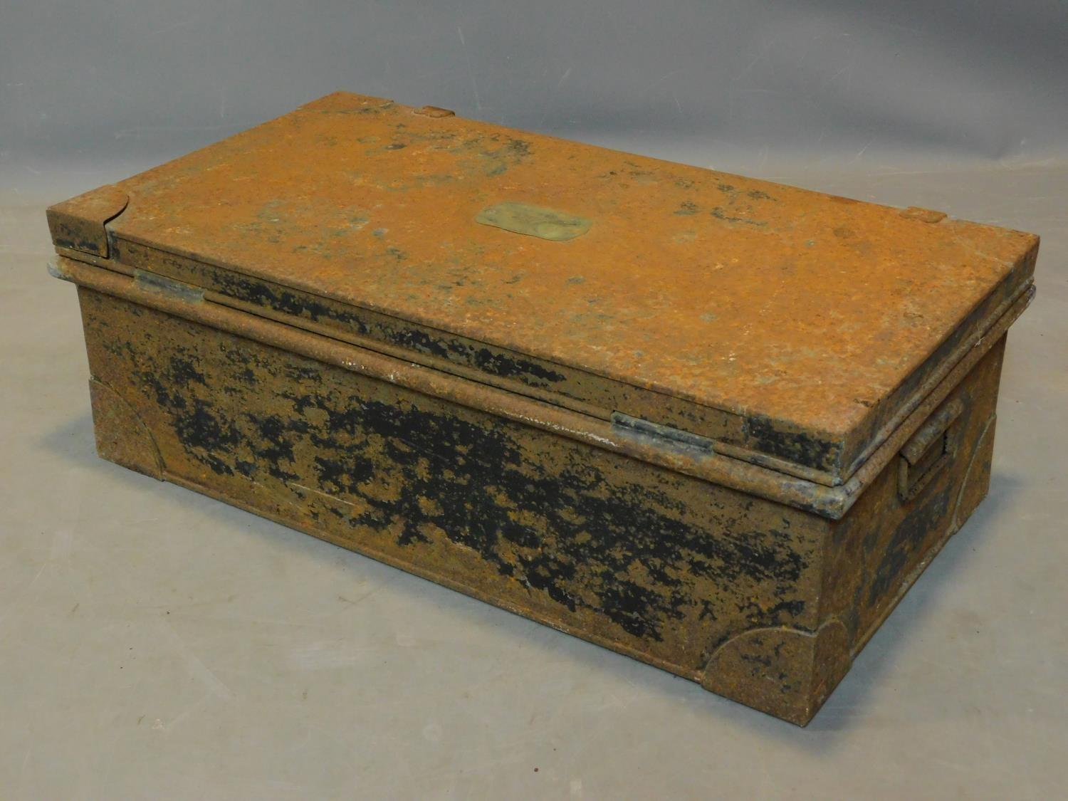 A 'Watertight Jaybeco' metal ammo box by Jones Brothers & Co., Wolverhampton, H.24 W.70 D.38cm - Image 4 of 6