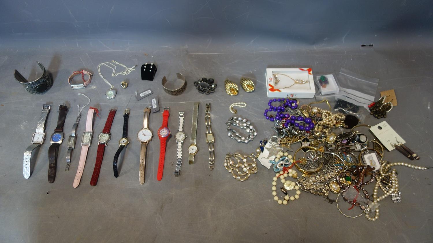 A collection of costume jewellery, to include earrings, necklaces, bracelets, rings etc., together