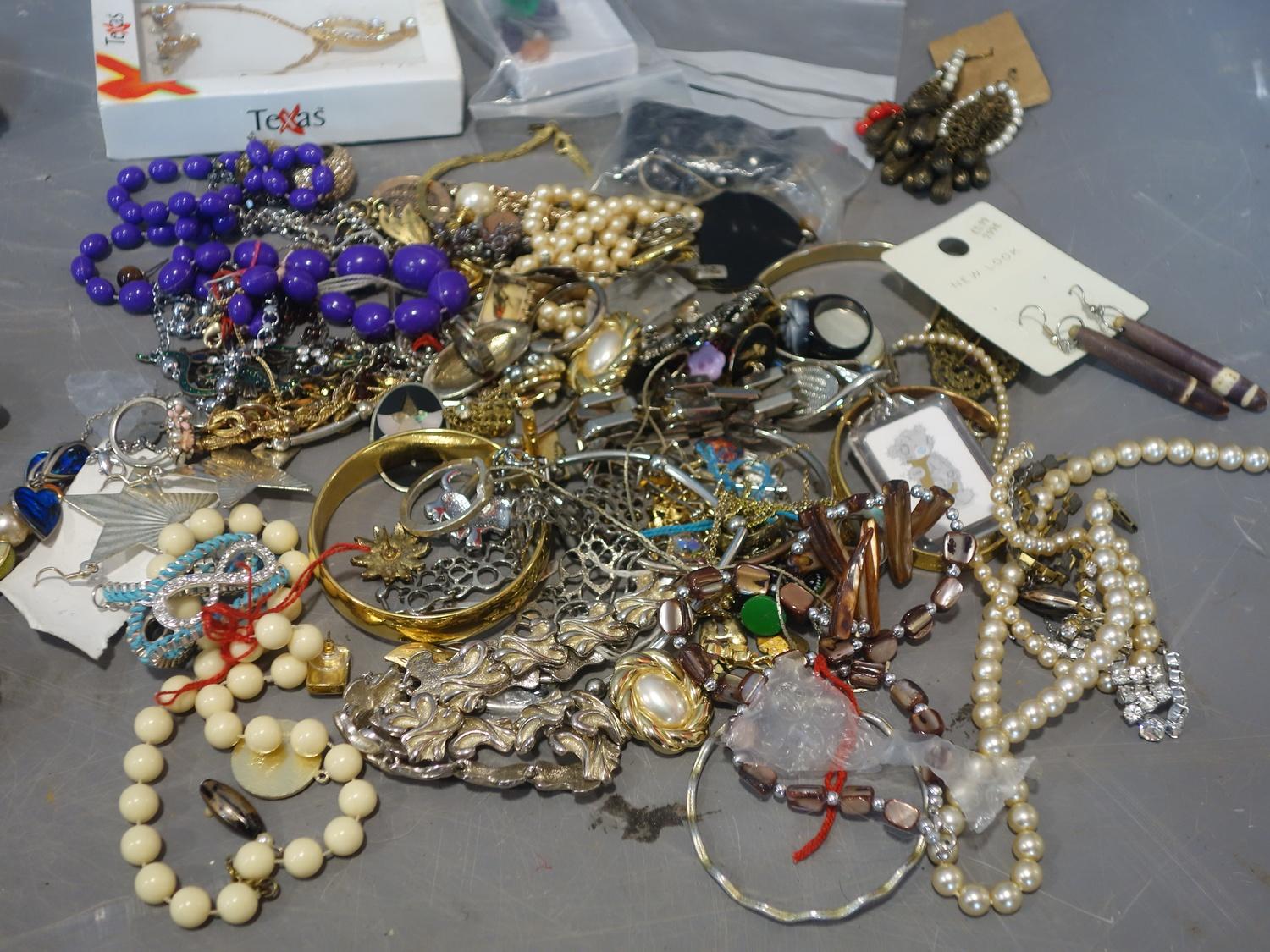 A collection of costume jewellery, to include earrings, necklaces, bracelets, rings etc., together - Image 3 of 3