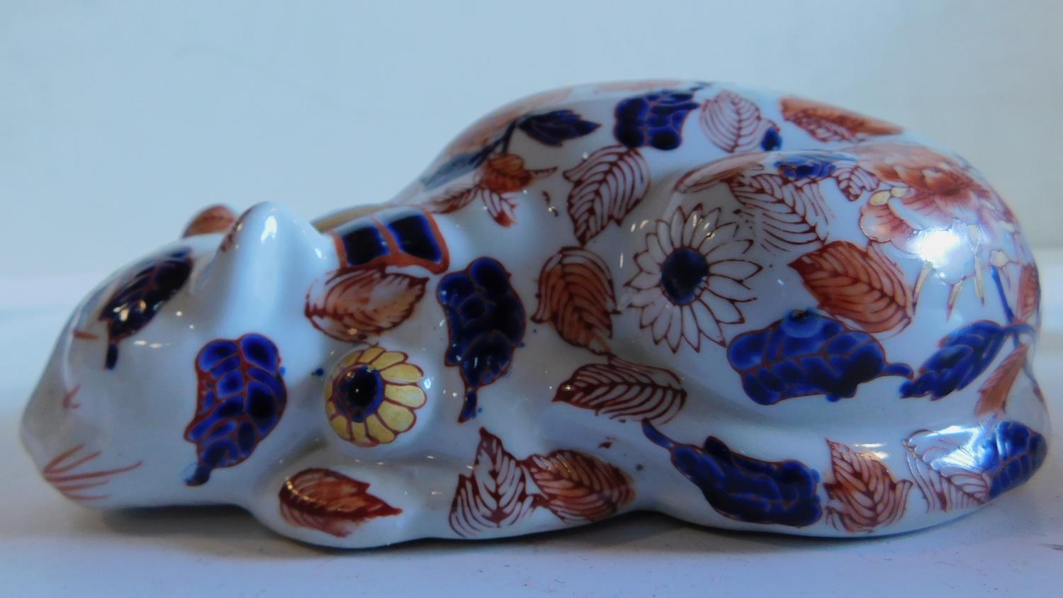 A collection of 6 items of Oriental porcelain and ceramics, to include a Chinese sleeping cat and - Image 7 of 9