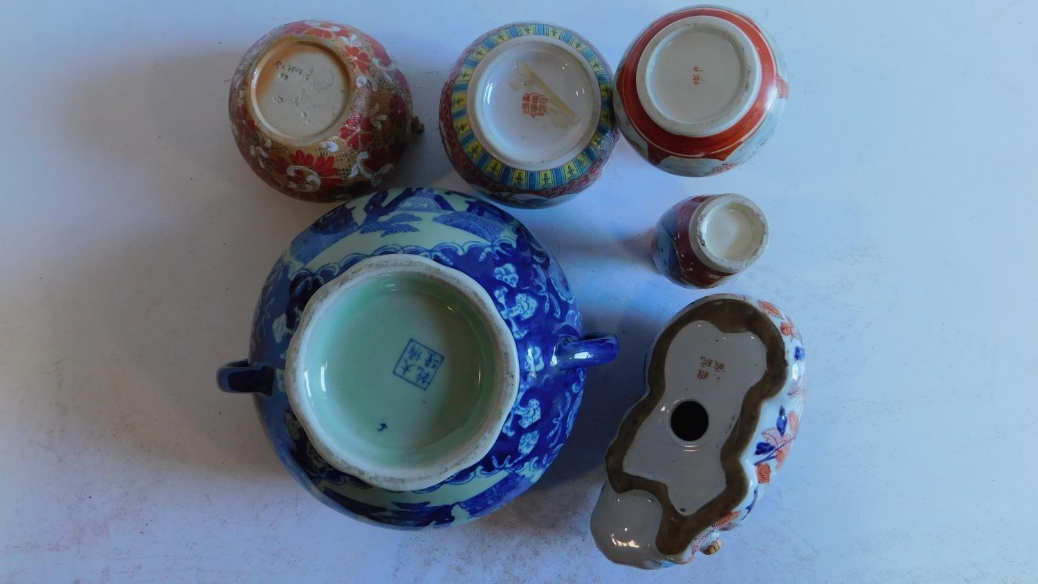 A collection of 6 items of Oriental porcelain and ceramics, to include a Chinese sleeping cat and - Image 2 of 9