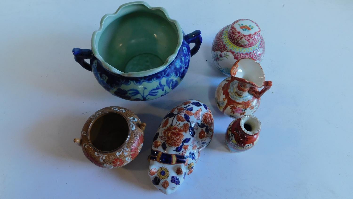 A collection of 6 items of Oriental porcelain and ceramics, to include a Chinese sleeping cat and - Image 3 of 9