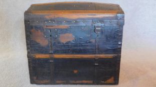 A vintage domed top cabin trunk with twin carrying handles. H.60 W.71 D.46cm