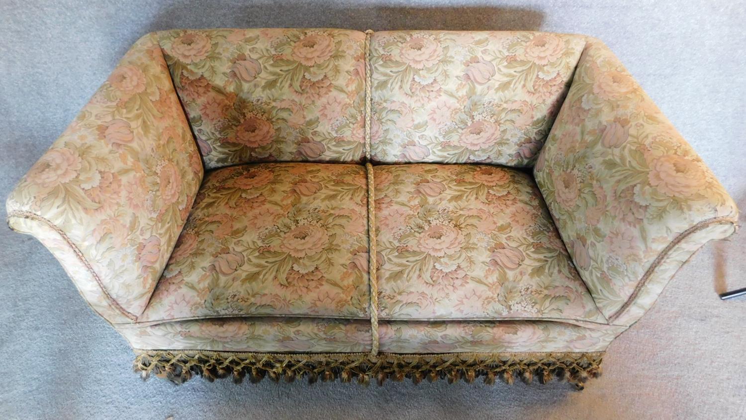 An Edwardian two seater sofa in floral tassled upholstery. 76x137x77cm - Image 2 of 6