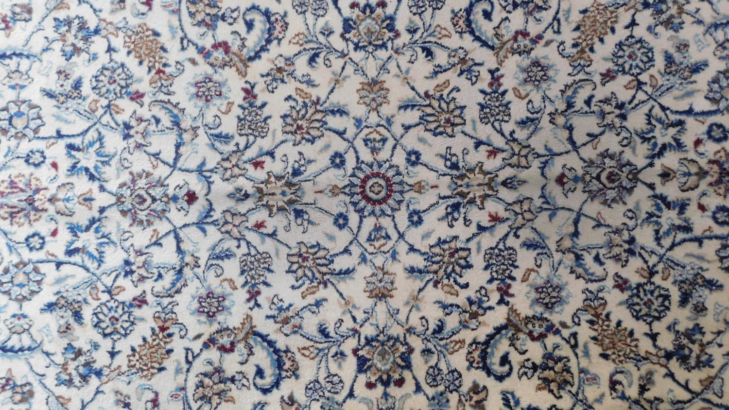A part silk Nain Isfahan carpet with repeating spandrels and petal motifs on an ivory field - Image 4 of 4