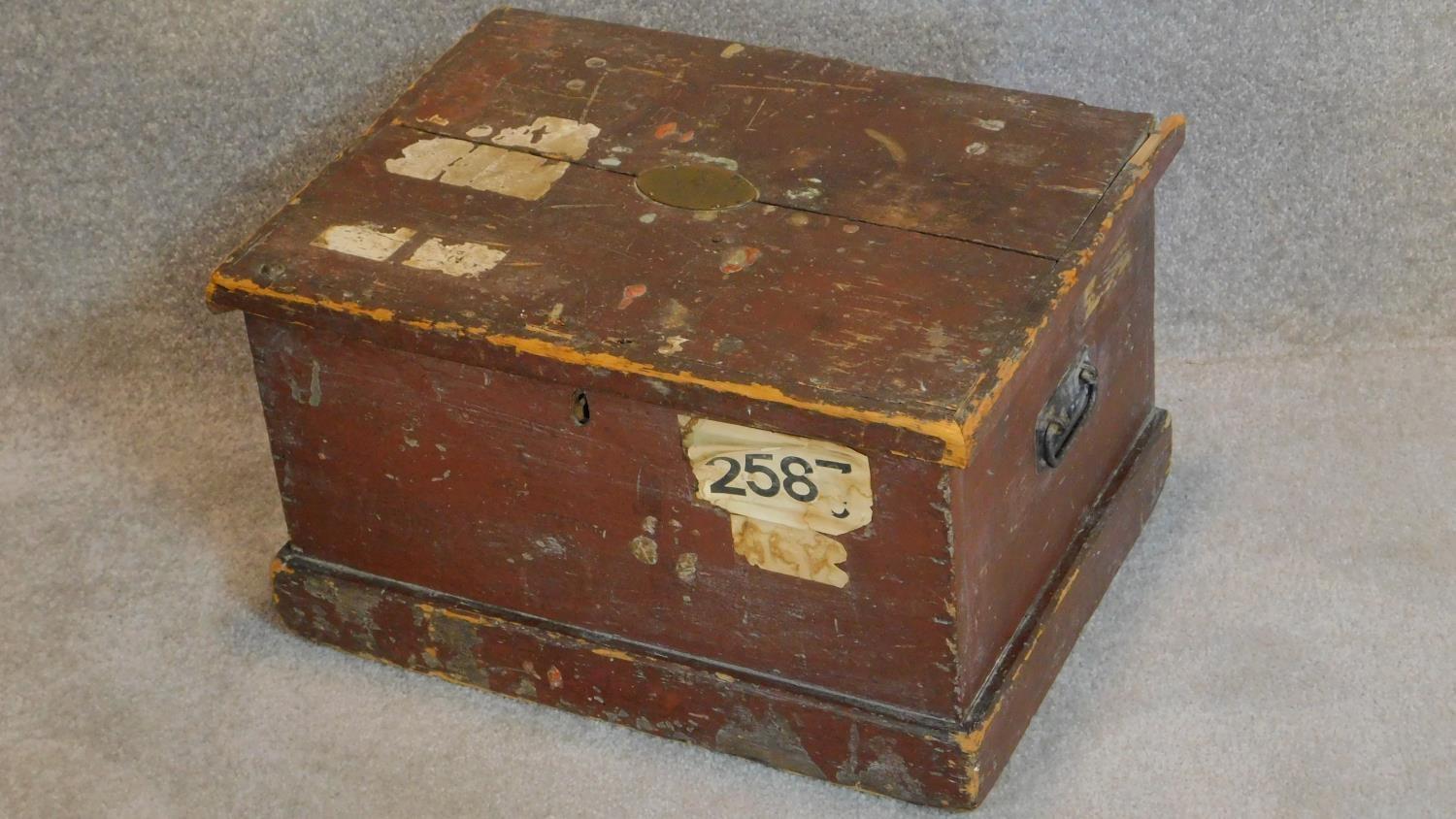 A late 19th century painted pine lidded box with zinc liner and twin carrying handles. 30x53x38cm - Image 3 of 4