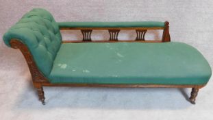 A late Victorian walnut framed chaise longue in green upholstery on turned supports. 75x165x67cm