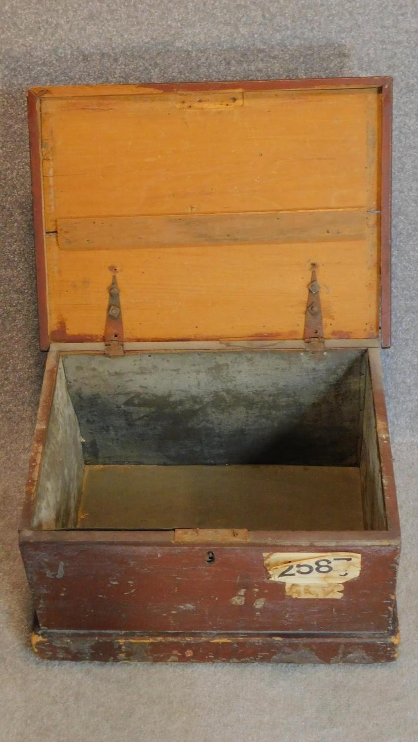 A late 19th century painted pine lidded box with zinc liner and twin carrying handles. 30x53x38cm - Image 2 of 4