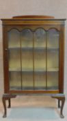 An Edwardian mahogany display cabinet on cabriole supports. 127x77x24cm