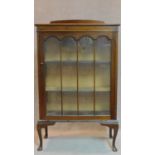 An Edwardian mahogany display cabinet on cabriole supports. 127x77x24cm