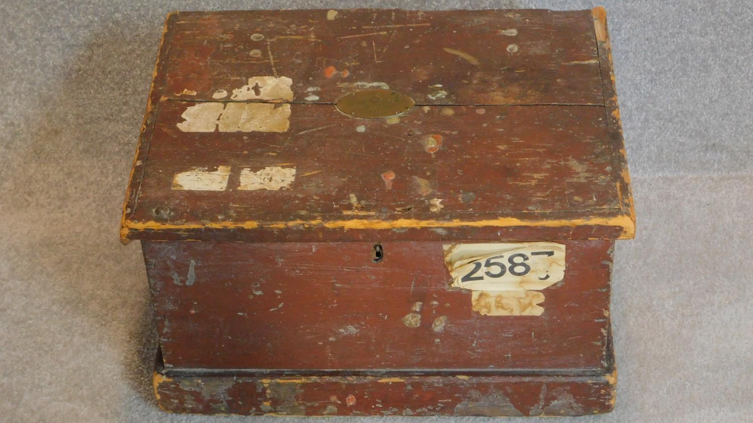 A late 19th century painted pine lidded box with zinc liner and twin carrying handles. 30x53x38cm