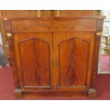 An early 19th century mahogany two door chiffonier fitted frieze drawer. 91x92x37cm