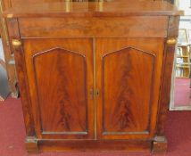 An early 19th century mahogany two door chiffonier fitted frieze drawer. 91x92x37cm