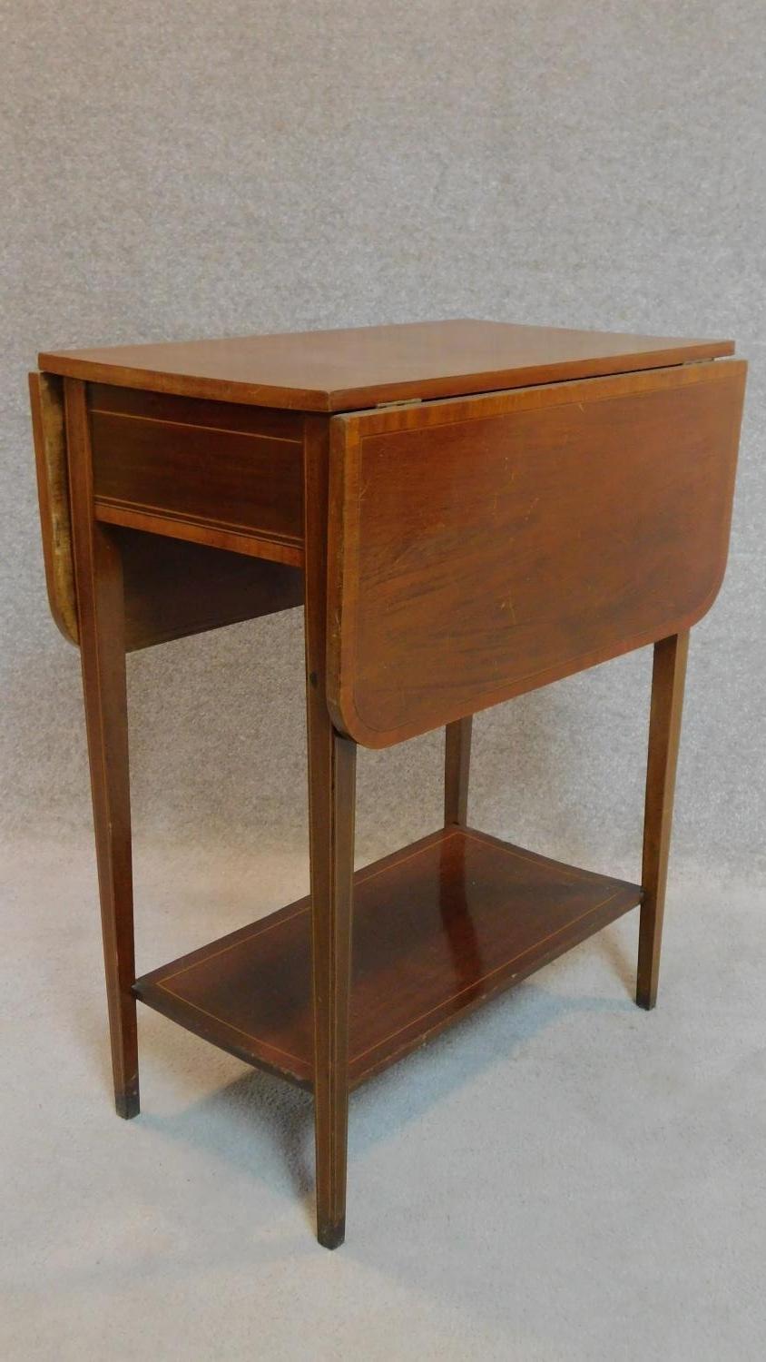 An Edwardian mahogany and satinwood crossbanded drop flap Sutherland table. 78x90x71cm - Image 3 of 3