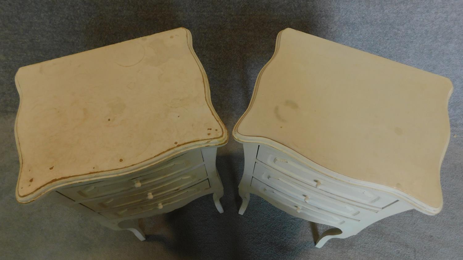 A pair of French style white painted three drawer small chests. 80x42x33cm - Image 3 of 3