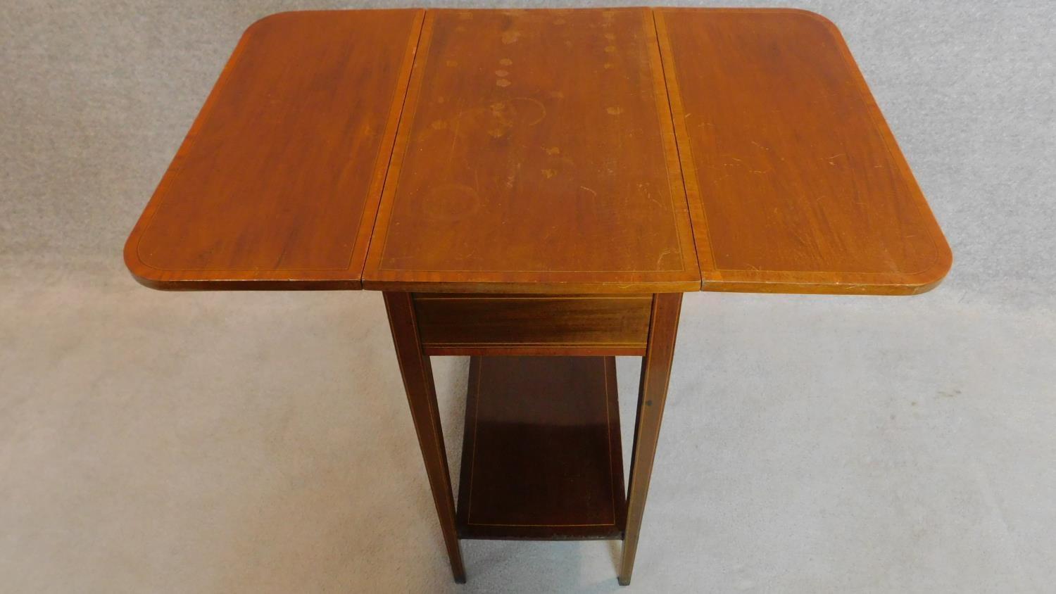 An Edwardian mahogany and satinwood crossbanded drop flap Sutherland table. 78x90x71cm - Image 2 of 3