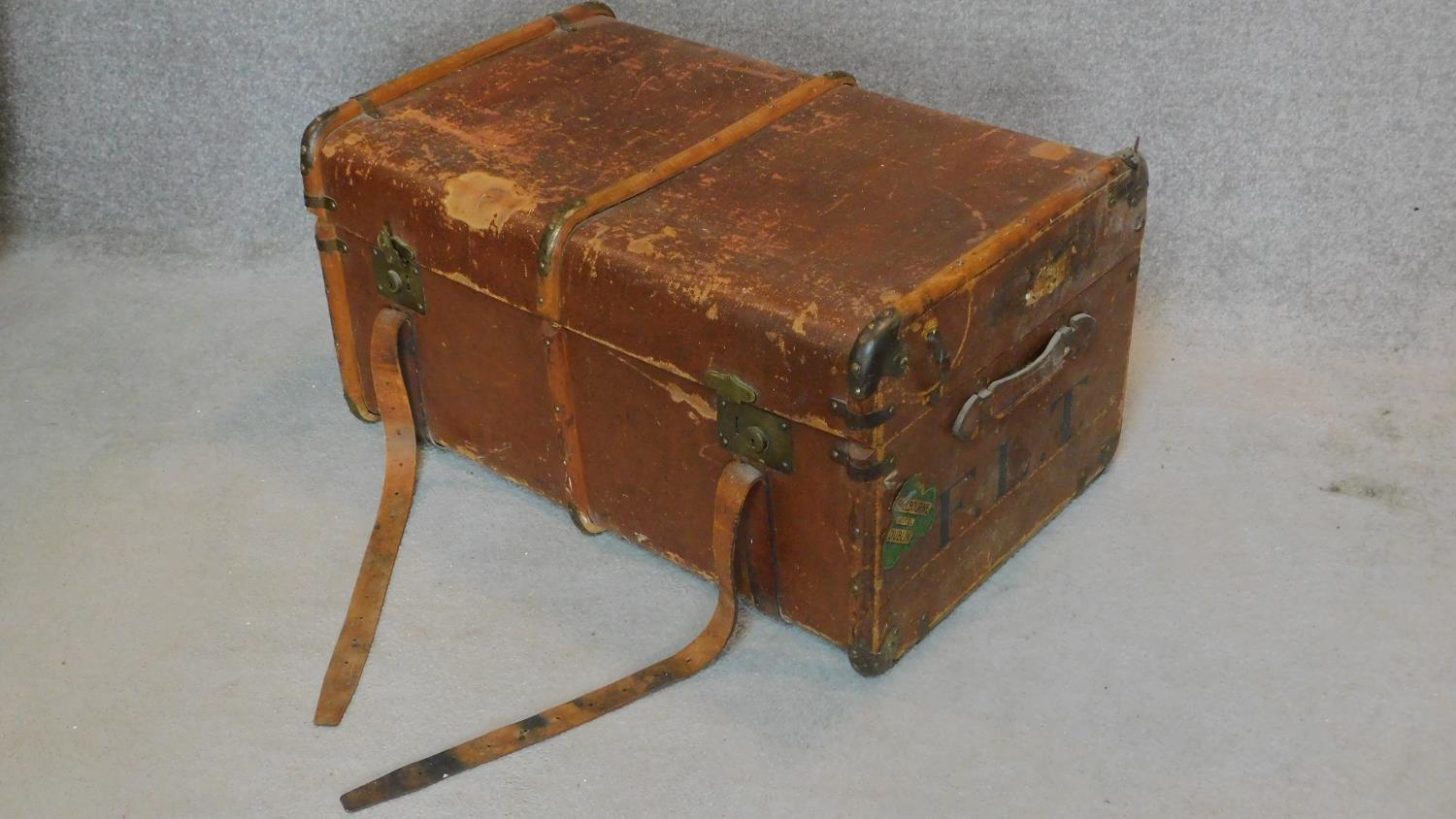 A vintage travelling trunk. H.44 W.84 D.54cm - Image 3 of 6