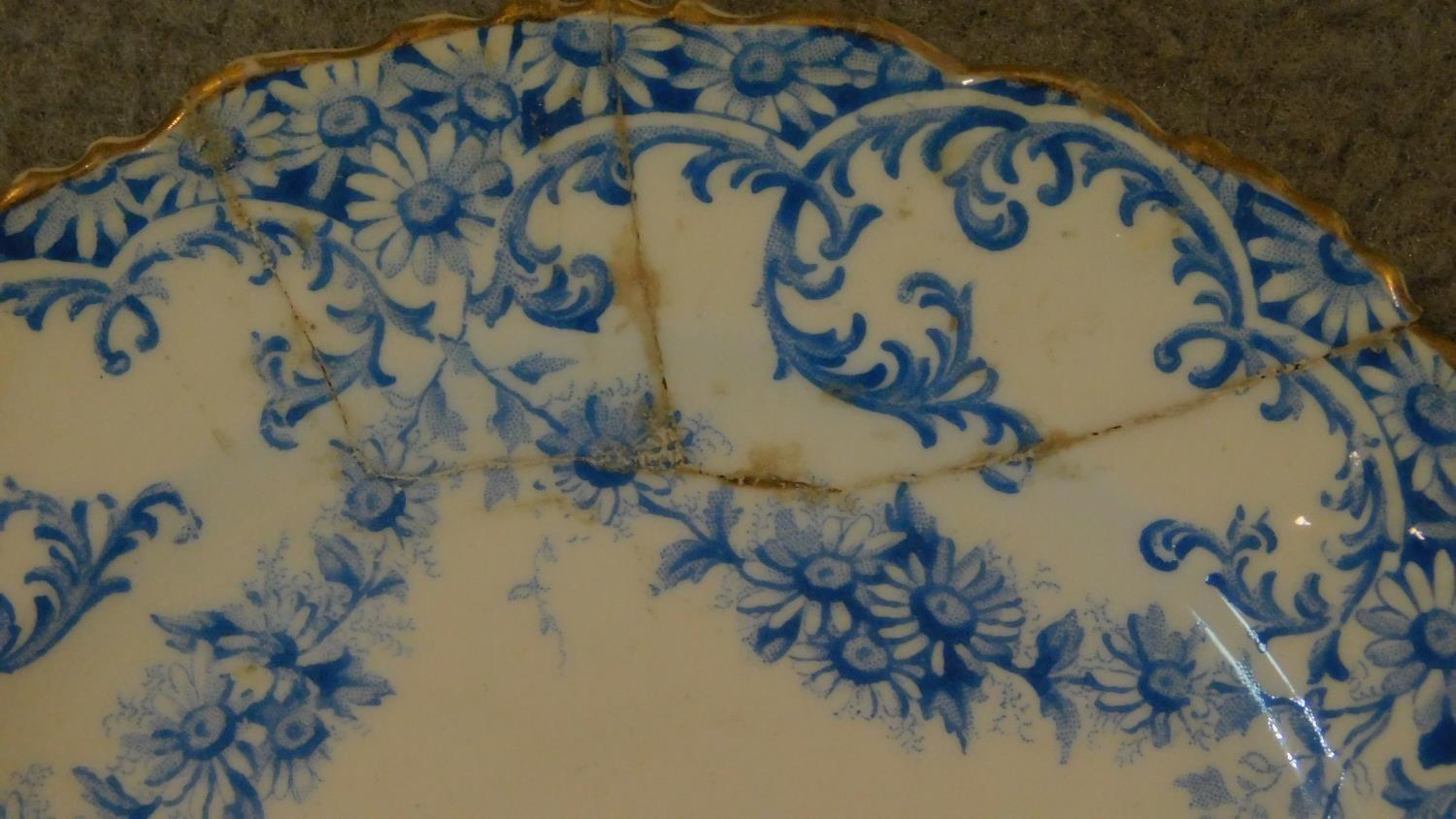 A 19th century etagare with blue and white Stafforshire plate sections. H.80cm - Image 5 of 5