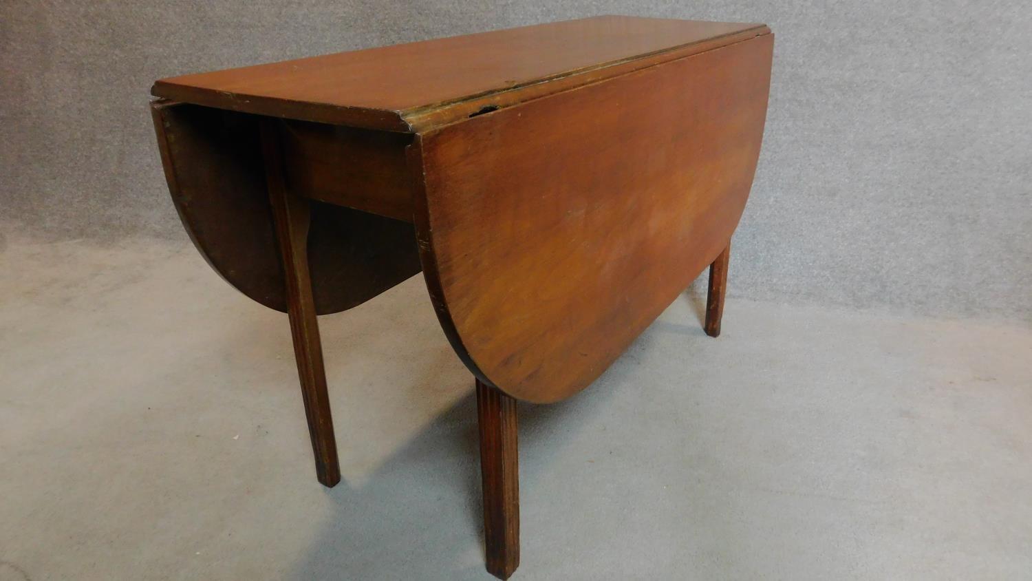 An oak drop flap gateleg dining table. 73x126x122cm - Image 4 of 4