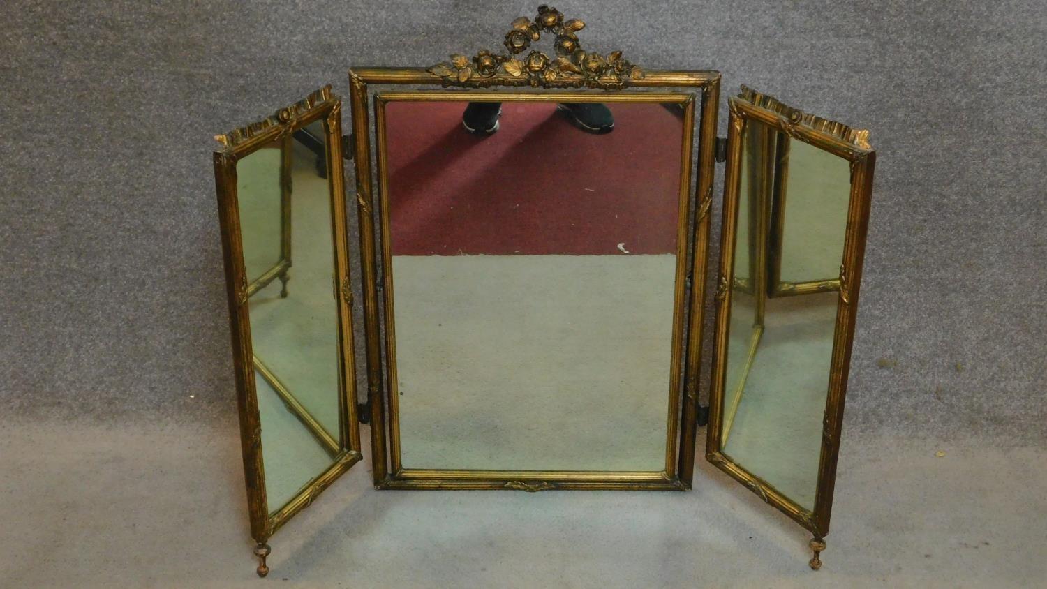 A carved giltwood tryptich table mirror. 110x88cm - Image 4 of 5