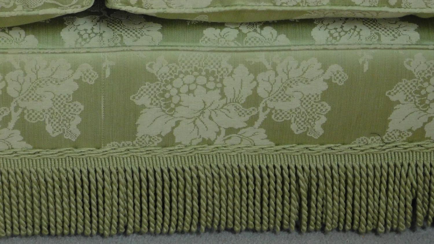 A two seater sofa upholstered in green floral upholstery. 90x145x87cm - Image 3 of 4