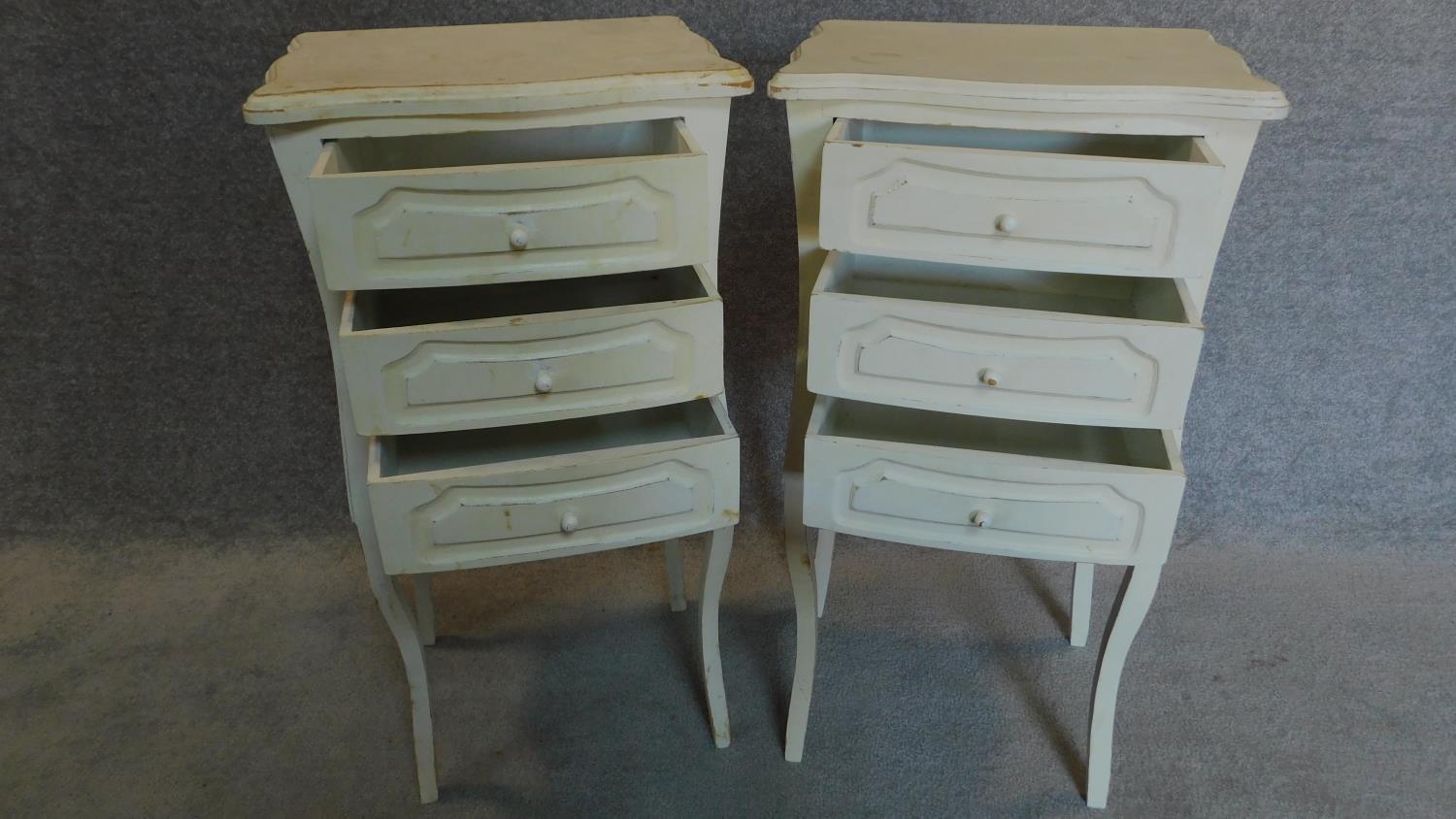 A pair of French style white painted three drawer small chests. 80x42x33cm - Image 2 of 3