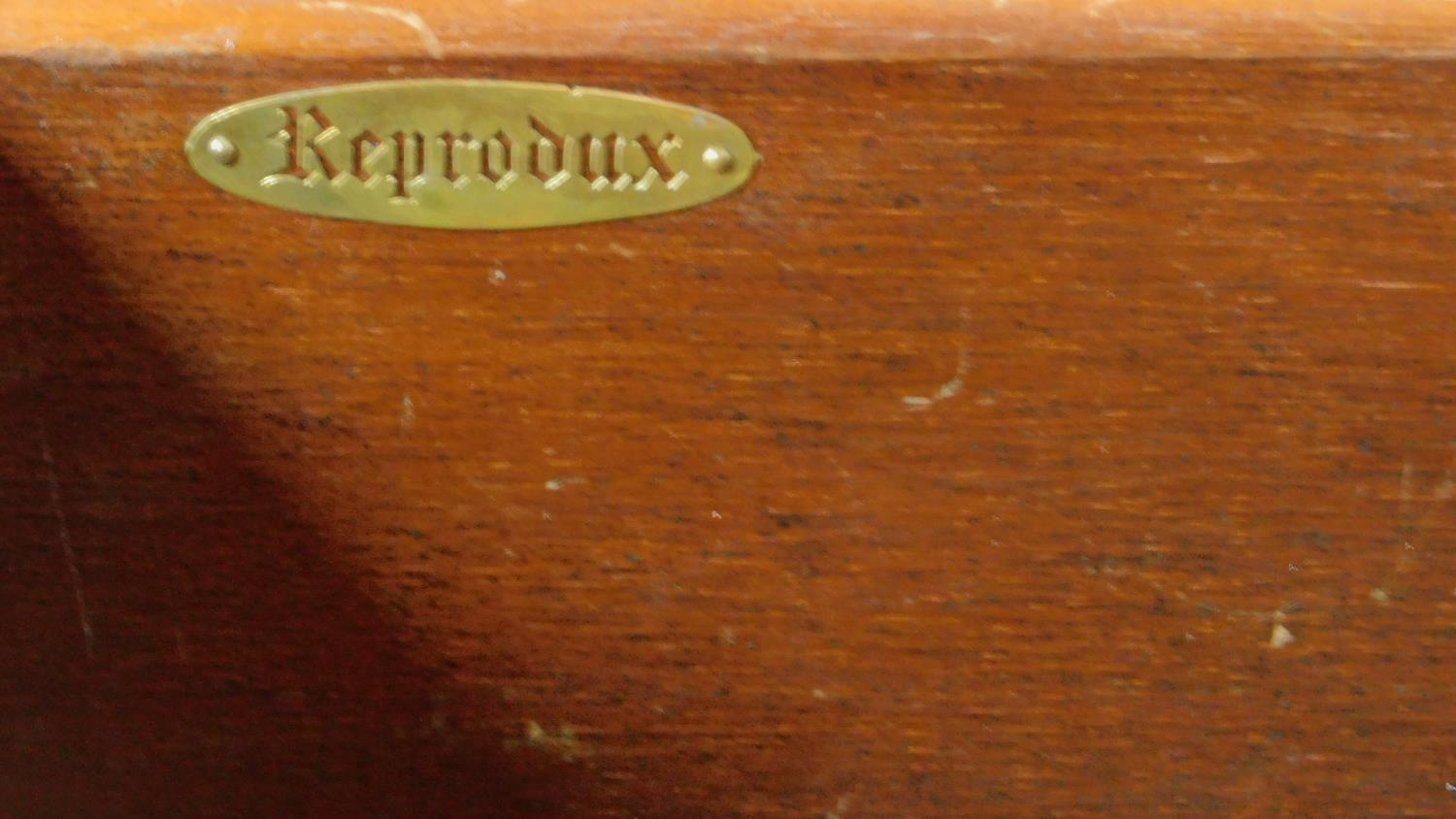 A Georgian style mahogany two section library bookcase, makers label. 195x150x40cm - Image 6 of 6