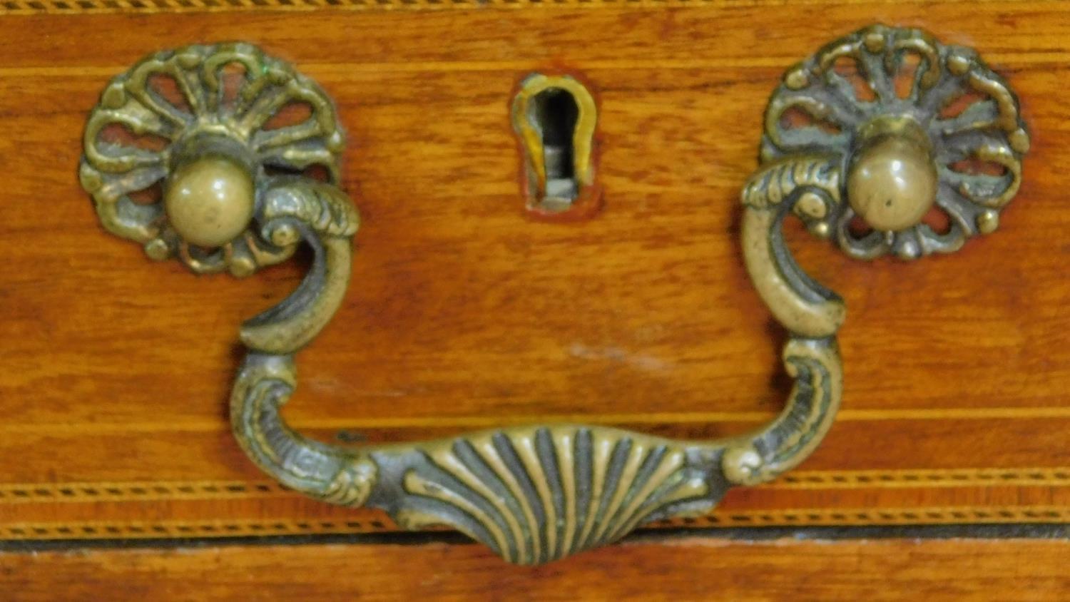 An Edwardian mahogany and satinwood inlaid kneehole desk with allover conch shell, swag and urn - Image 7 of 8
