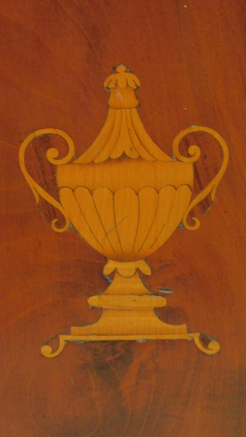 An Edwardian mahogany and satinwood inlaid kneehole desk with allover conch shell, swag and urn - Image 6 of 8