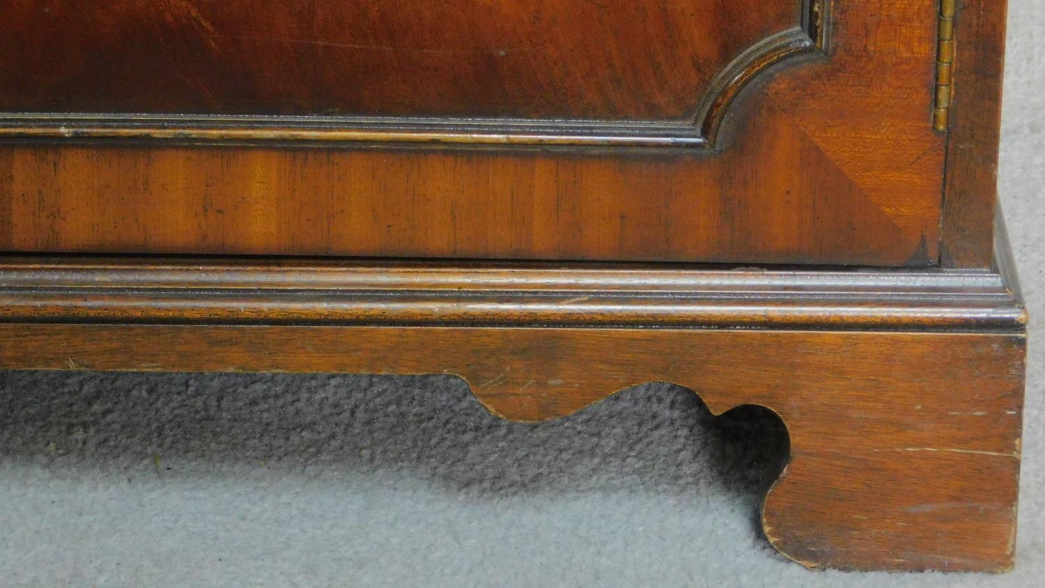 A Georgian style mahogany two section library bookcase, makers label. 195x150x40cm - Image 5 of 6