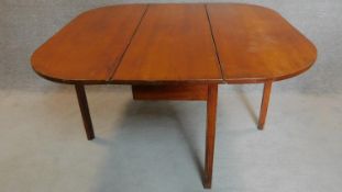 An oak drop flap gateleg dining table. 73x126x122cm