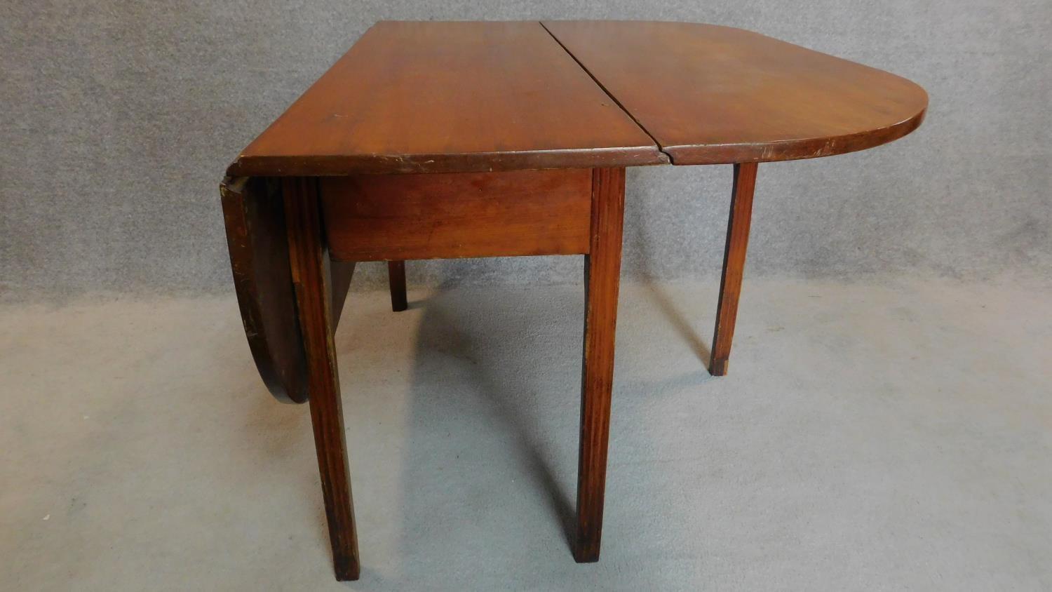 An oak drop flap gateleg dining table. 73x126x122cm - Image 3 of 4
