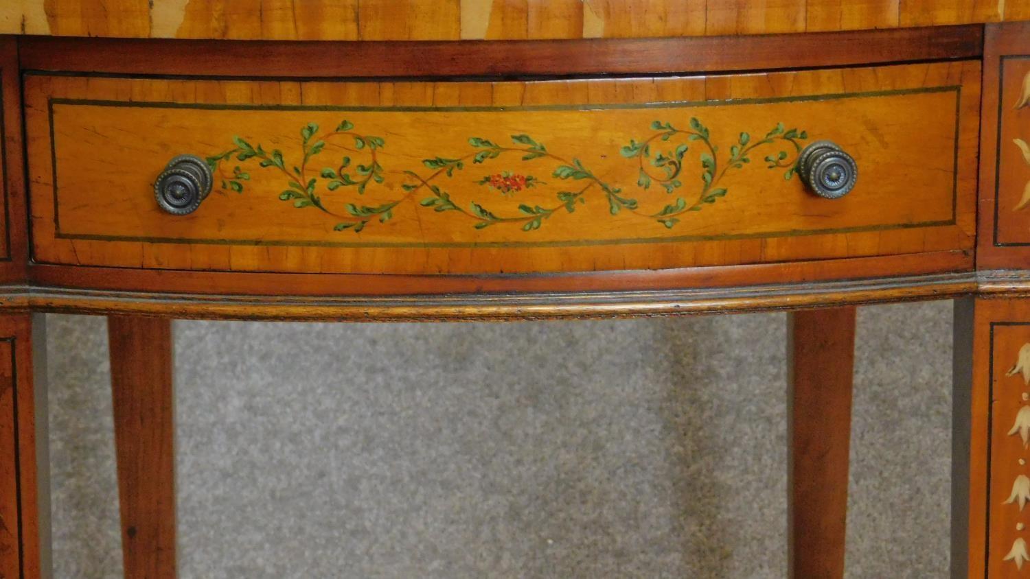 A Sheraton style pembroke table with butterfly drop flaps, crossbanded and with allover - Image 4 of 10