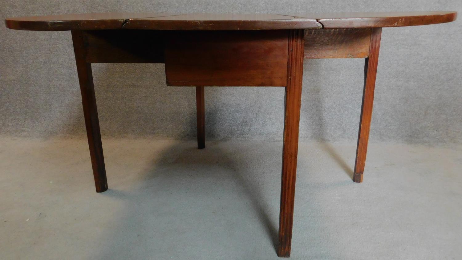 An oak drop flap gateleg dining table. 73x126x122cm - Image 2 of 4